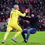 Europa League: Οπαδός της Αϊντχόφεν έκανε «ντου» στον αγωνιστικό χώρο και επιτέθηκε στον γκολκίπερ της Σεβίλλης