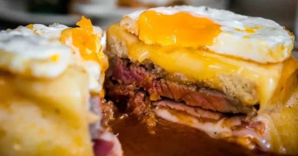 Francesinha: To αγαπημένο σάντουιτς της Πορτογαλίας είναι μια «βόμβα» 1300 θερμίδων