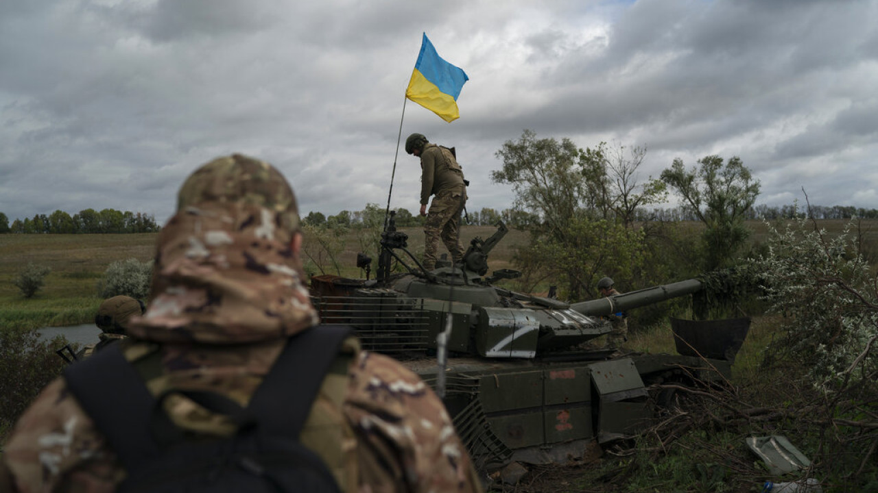 Ένας χρόνος από τη ρωσική εισβολή στην Ουκρανία: Πώς μπορεί να τελειώσει ο πόλεμος- Τι λένε ειδικοί στο skai.gr