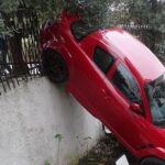 Απίστευτο τροχαίο στη Θεσσαλονίκη: Αυτοκίνητο "προσγειώθηκε" σε αυλή σπιτιού