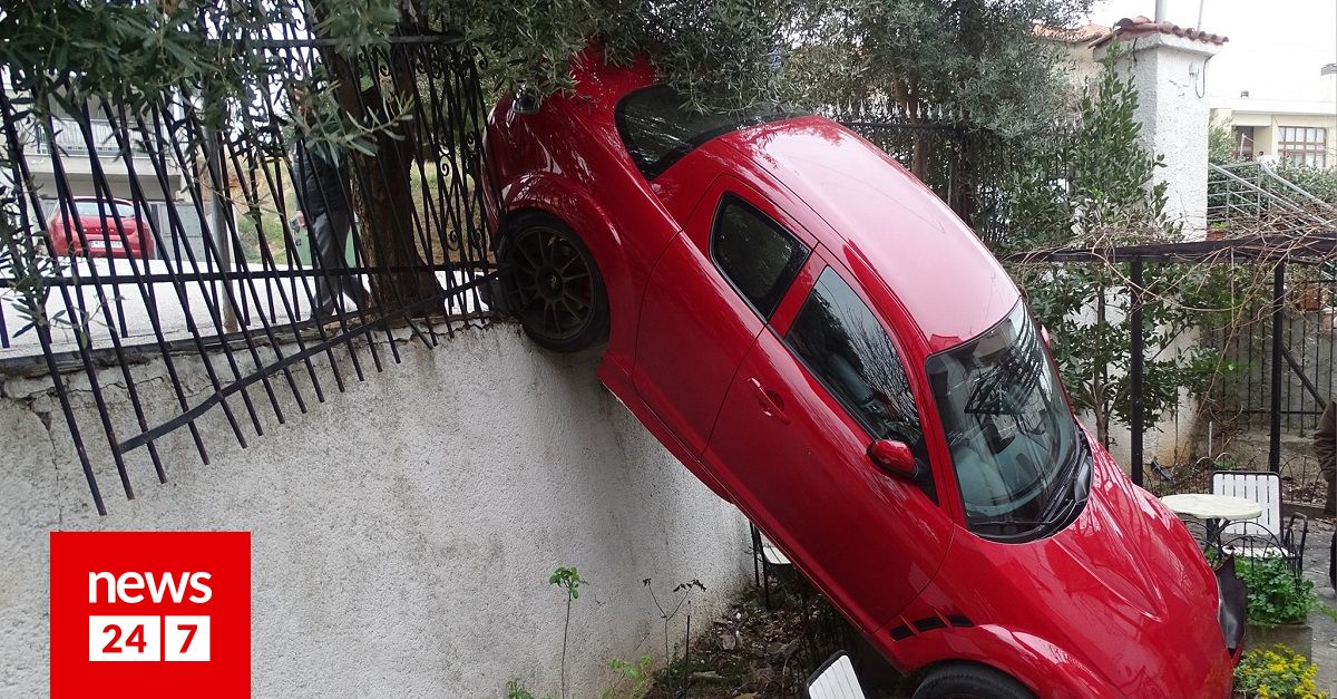 Απίστευτο τροχαίο στη Θεσσαλονίκη: Αυτοκίνητο "προσγειώθηκε" σε αυλή σπιτιού