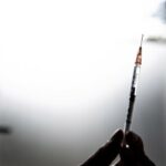 Δισθενές εμβόλιο: Η ενισχυτική δόση μειώνει τον κίνδυνο θανάτου από κορονοϊό