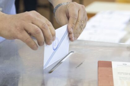 Εκλογές 2023: Η διαφορά ΝΔ και ΣΥΡΙΖΑ μέσα από οκτώ δημοσκοπήσεις- Πώς διαμορφώνεται η «γκρίζα ζώνη» των αναποφάσιστων