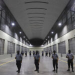 Ελ Σαλβαδόρ: Μεταγωγή 2.000 φυλακισμένων στη μεγαλύτερη φυλακή της Αμερικής