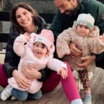 Μπόμπα - Τανιμανίδης: Οι δίδυμες κόρες τους τρώνε κυριακάτικο πρωινό με την κολλητή τους, την Πέπα