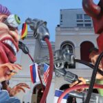 «Πατρινό Καρναβάλι» 2023: Χιλιάδες καρναβαλιστές στους δρόμους για τη νυχτερινή ποδαράτη (Photo | Video)