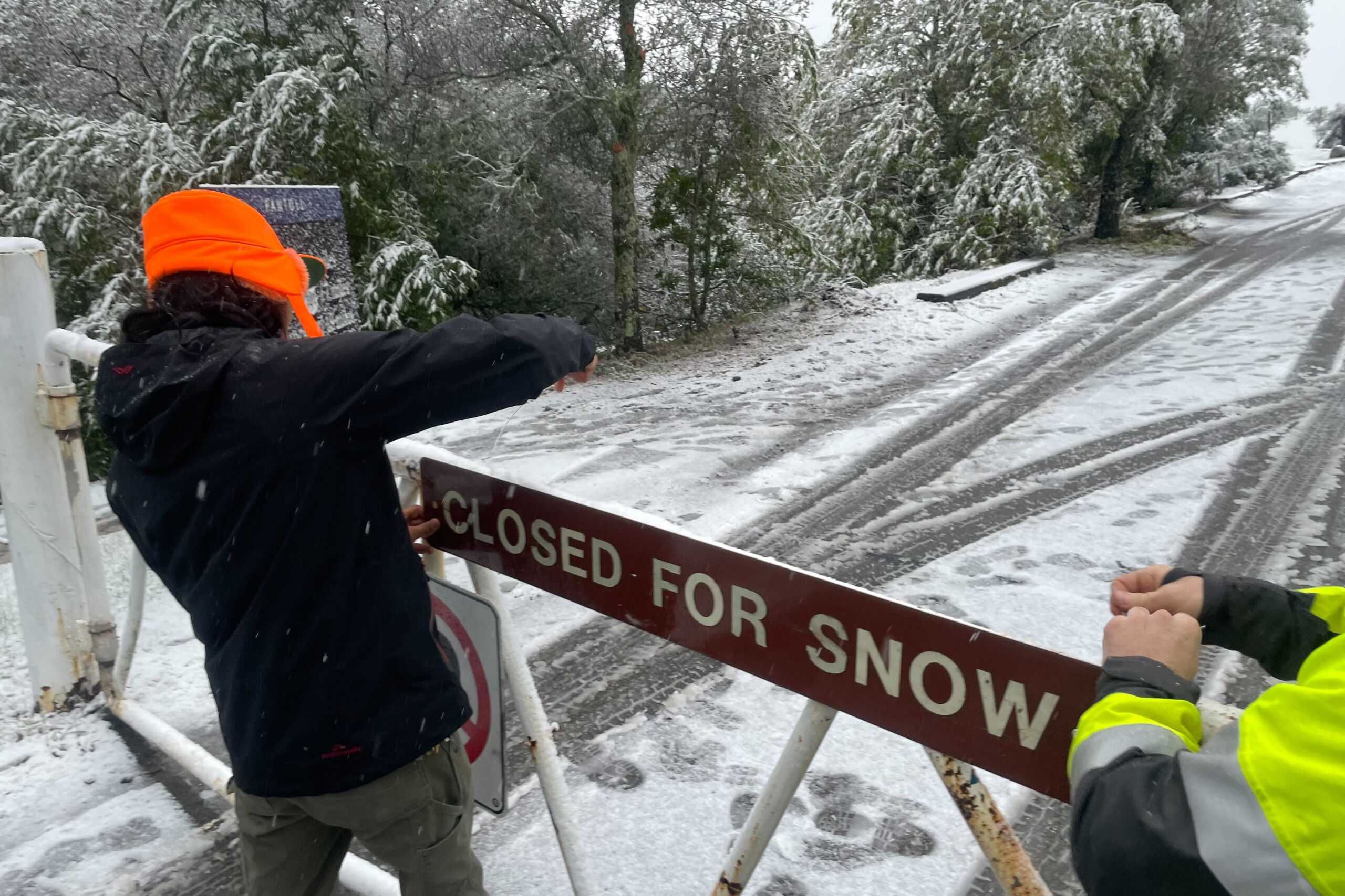 Πυκνές χιονοπτώσεις στην Καλιφόρνια: Κλειστοί δρόμοι – Νοικοκυριά στο σκοτάδι