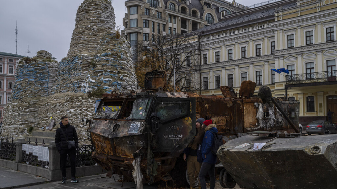 Πόλεμος στην Ουκρανία: Το Κίεβο ζητεί πυρομαχικά διασποράς από πέρυσι