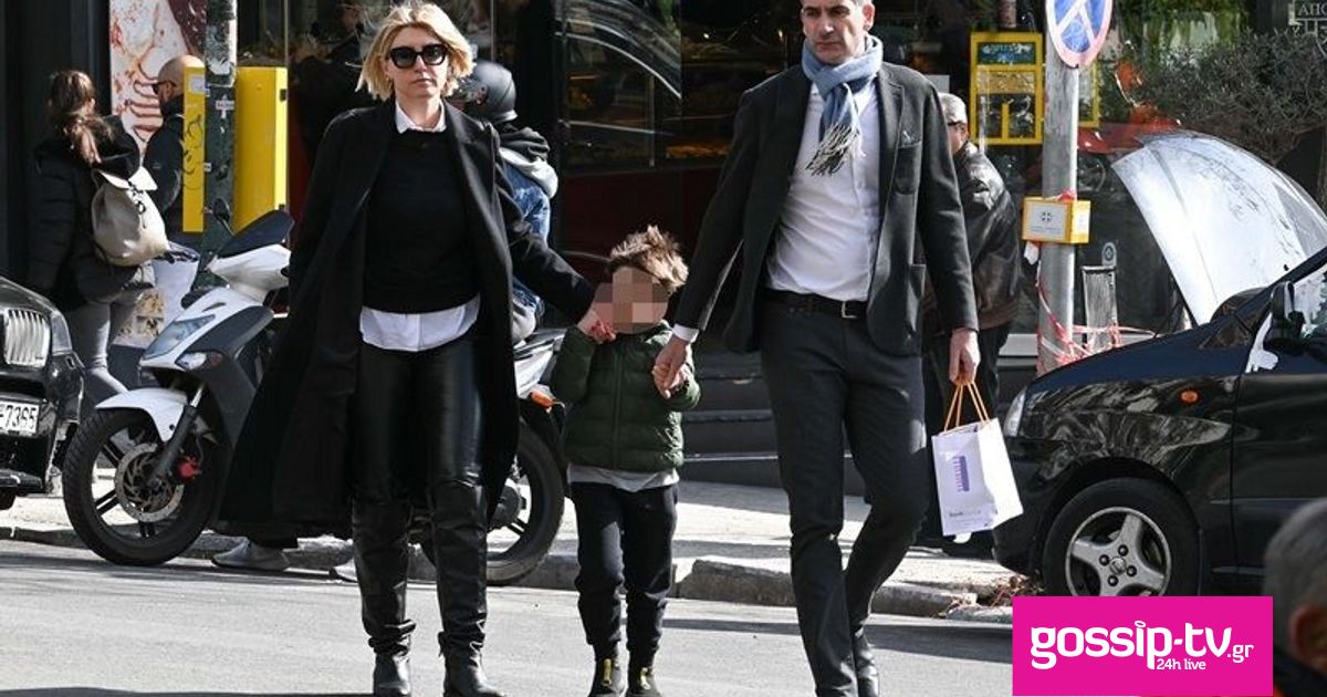 Σία Κοσιώνη: Βόλτα με τον σύζυγο & τον γιο τους-Έτσι έσπασε τη μονοτονία του total black outfit της!