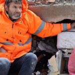 Σεισμός Τουρκία: Ο πατέρας που συγκλόνισε κρατώντας το χέρι της νεκρής κόρης, συναντά τον φωτογράφο
