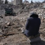 Σεισμός στην Τουρκία: Άνδρας έχει κατασκηνώσει στα ερείπια, δίπλα στη θαμμένη του οικογένεια
