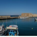 Σημαντική υποχώρηση της στάθμης του νερού στην Κρήτη- Στο ενετικό λιμάνι Ηρακλείου αποκαλύφθηκε μικρή αμμουδιά