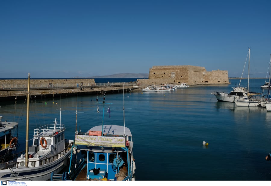 Σημαντική υποχώρηση της στάθμης του νερού στην Κρήτη- Στο ενετικό λιμάνι Ηρακλείου αποκαλύφθηκε μικρή αμμουδιά