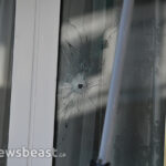 Σκηνές φαρ ουέστ το πρωί στην Αγία Βαρβάρα: Πυροβολούσαν με καλάσνικοφ εναντίον κατοικιών- Δείτε φωτογραφίες