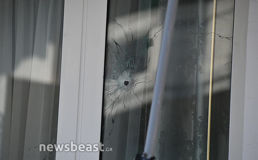 Σκηνές φαρ ουέστ το πρωί στην Αγία Βαρβάρα: Πυροβολούσαν με καλάσνικοφ εναντίον κατοικιών- Δείτε φωτογραφίες