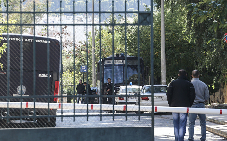 Συναγερμός στην Ευελπίδων μετά από τηλεφώνημα για βόμβα – Εκκενώθηκαν τα δικαστήρια