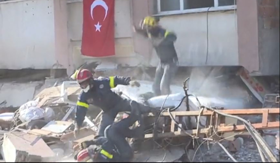 Τουρκία: Διασώστες πηδούν από το παράθυρο την ώρα μετασεισμού