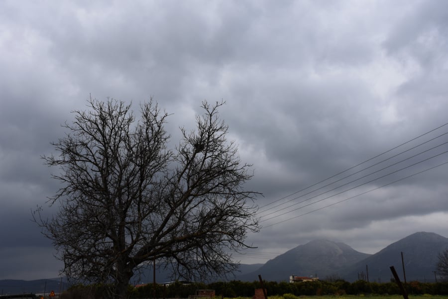 Χαλάει ο καιρός την Κυριακή της Αποκριάς με βροχές και αφρικανική σκόνη
