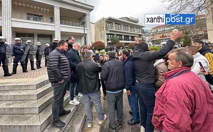 Ξάνθη: Κάτοικοι του Δροσερού συγκεντρώθηκαν στο Δημαρχείο της πόλης – Ζητούν να αποδοθεί δικαιοσύνη