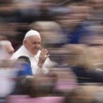 Πάπας Φραγκίσκος: «O κανόνας της αγαμίας των καθολικών κληρικών θα μπορούσε και να αναθεωρηθεί»