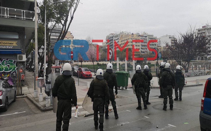Eπεισόδια στη Θεσσαλονίκη μετά την πορεία για την τραγωδία στα Τέμπη: Μπήκαν στην κατάληψη «Mundo Nuevo»