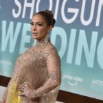 Jennifer Lopez: Με metallic dress φοράει δύο από τις μεγαλύτερες τάσεις της σεζόν