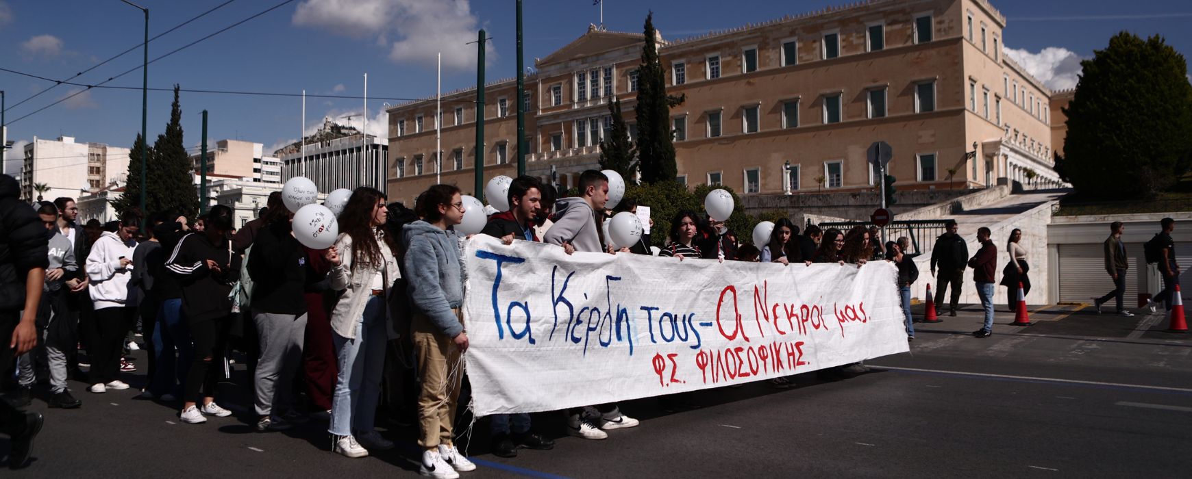 Le Μοnde για Τέμπη: Η οργή εξαπλώνεται στην Ελλάδα – Ολέθρια η διαχείριση της τραγωδίας από την κυβέρνηση