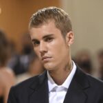O Justin Bieber δείχνει το πρόσωπό του 8 μήνες μετά την παράλυση