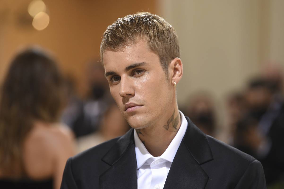 O Justin Bieber δείχνει το πρόσωπό του 8 μήνες μετά την παράλυση
