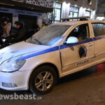 Άγνωστοι έκαψαν περιπολικό στο Μοναστηράκι – Τραυματίστηκαν δύο αστυνομικοί