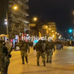 Ένταση στη Θεσσαλονίκη: Κουκουλοφόροι πέταξαν πυρσούς σε διμοιρία των ΜΑΤ  - Βίντεο
