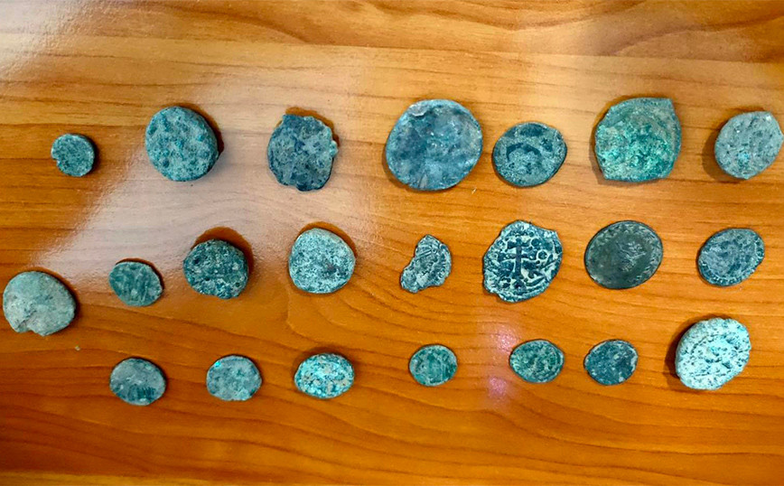 Αρχαία νομίσματα και δεκάδες άλλα αντικείμενα βρέθηκαν στην κατοχή ενός άνδρα από τη Χαλκιδική