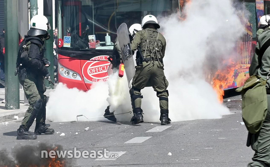 Βίντεο από τα επεισόδια στο κέντρο της Αθήνας στη συγκέντρωση για την τραγωδία των Τεμπών