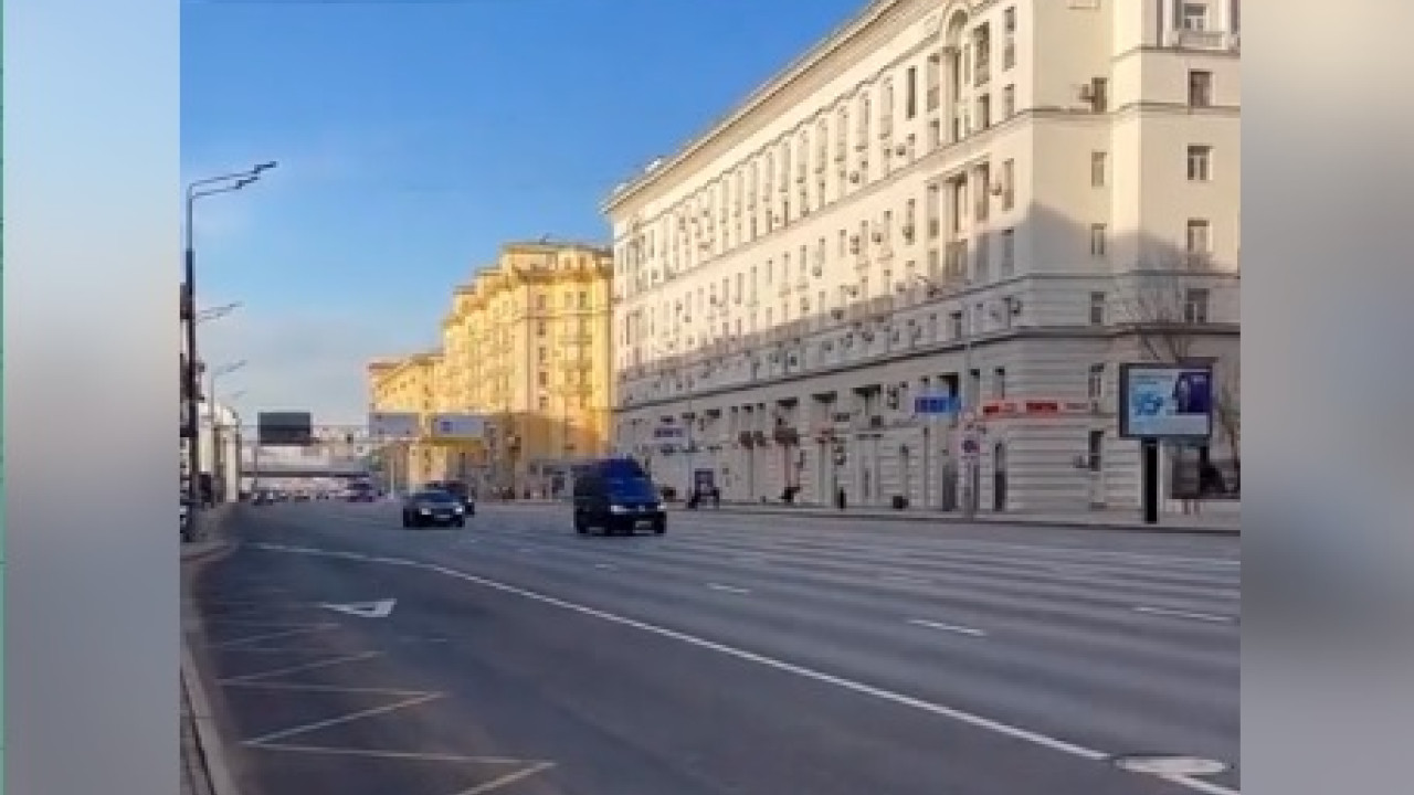 Βίντεο με την ατελείωτη αυτοκινητοπομπή του προέδρου της Κίνας Σι Τζινπίνγκ στη Μόσχα