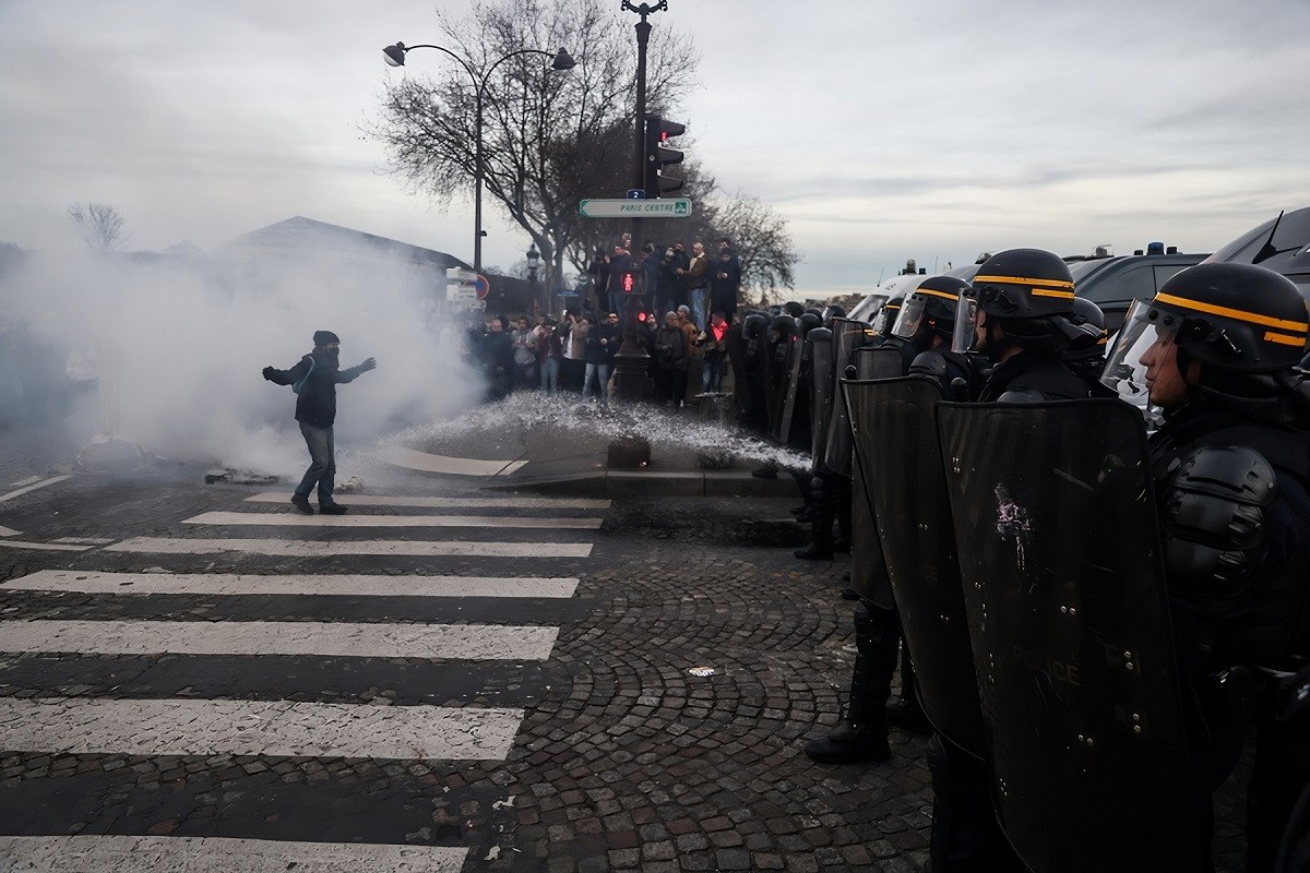 «Βράζει» η Γαλλία για το νέο συνταξιοδοτικό – 217 συλλήψεις, μαζικές διαδηλώσεις και νέα απεργία (videos)
