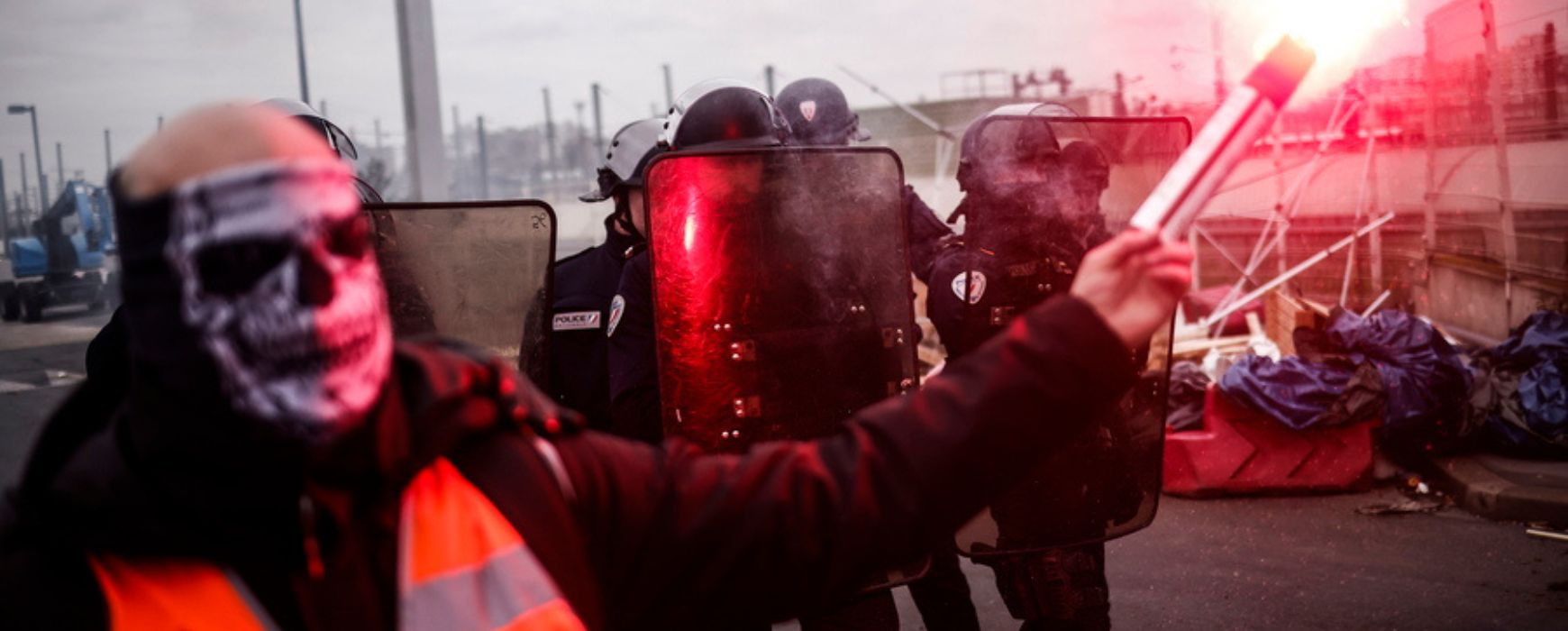 Γαλλία: Απεργιακό μπλακ άουτ για το συνταξιοδοτικό την Τρίτη – Μαζικές διαδηλώσεις, επί ποδός 13.000 αστυνομικοί