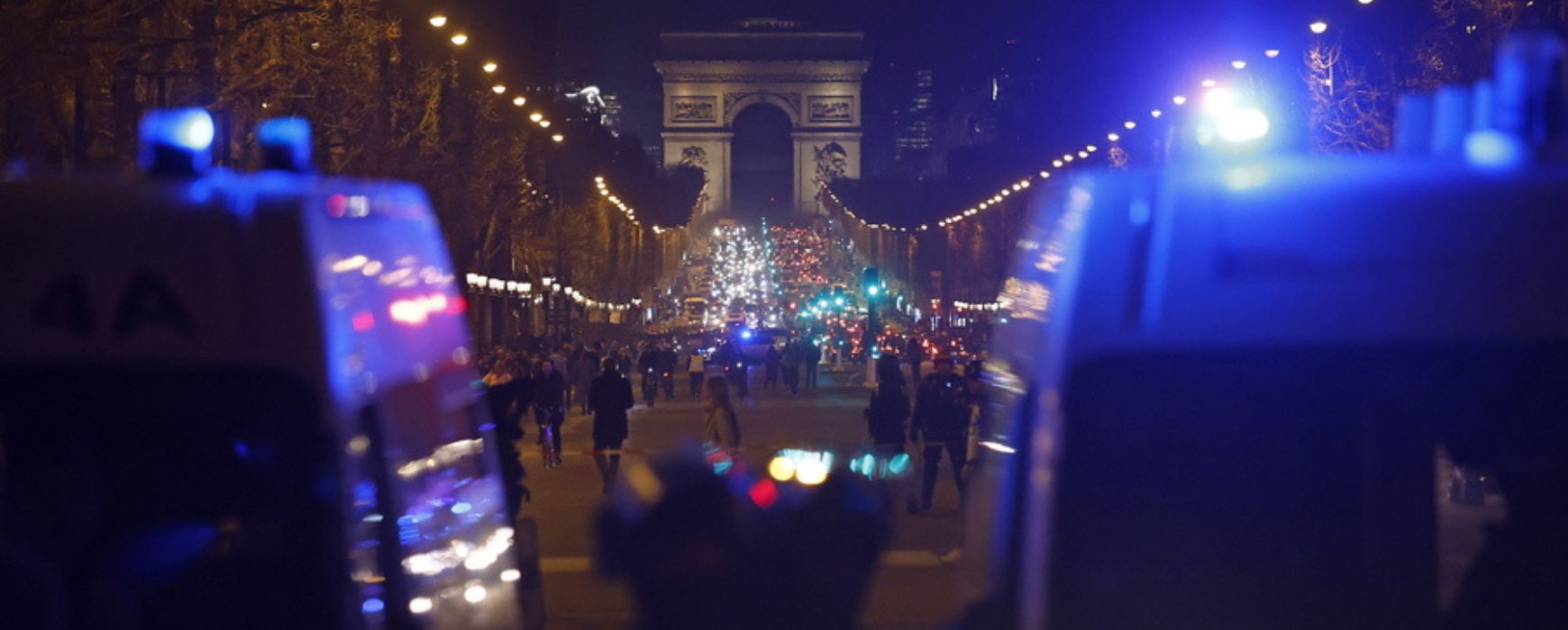 Γαλλία: Ο Μακρόν πίσω από τα «συνταγματικά τείχη», τα οποία πολιορκεί η κοινωνία