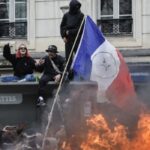 Γαλλία: Πεδίο μάχης οι δρόμοι των πόλεων στις διαδηλώσεις για το συνταξιοδοτικό – Στο ναδίρ η δημοτικότητα του Μακρόν