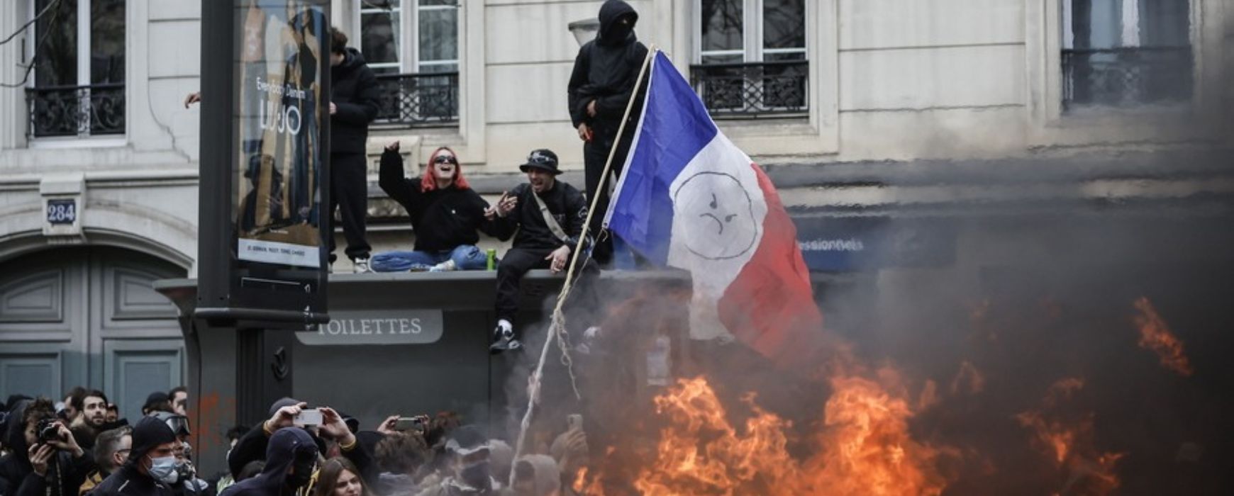 Γαλλία: Πεδίο μάχης οι δρόμοι των πόλεων στις διαδηλώσεις για το συνταξιοδοτικό – Στο ναδίρ η δημοτικότητα του Μακρόν
