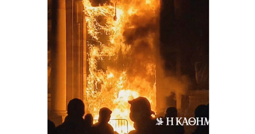Γαλλία: Φωτιά ξέσπασε στην πύλη του δημαρχείου της Μπορντό