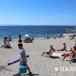 Γεμάτες οι παραλίες – Ξεκίνησαν από νωρίς τα μπάνια οι Αθηναίοι