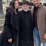 Γιώργος Αγγελόπουλος – Δήμητρα Βαμβακούση: Αγκαλιά με τον πνευματικό τους