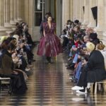 Εβδομάδα Μόδας στο Παρίσι: Το πρώτο show του Balenciaga μετά το σκάνδαλο και ο φόρος τιμής στη Vivienne Westwood