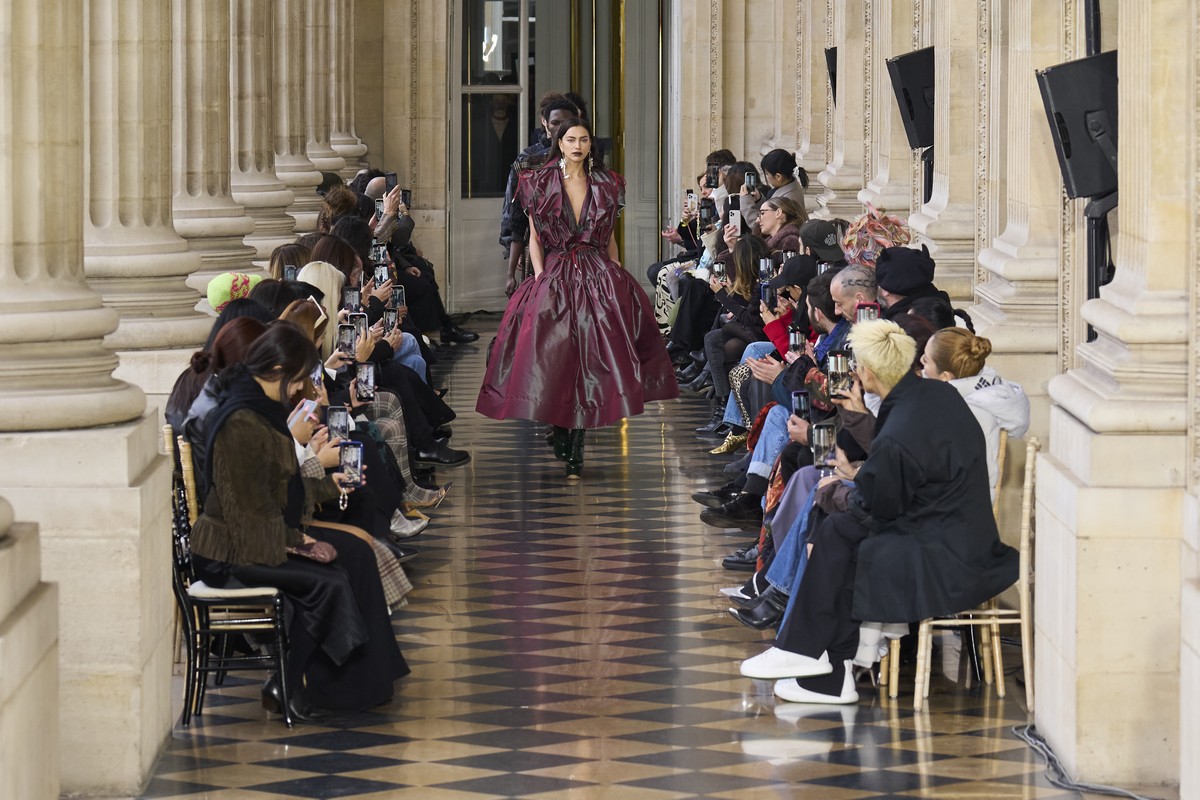 Εβδομάδα Μόδας στο Παρίσι: Το πρώτο show του Balenciaga μετά το σκάνδαλο και ο φόρος τιμής στη Vivienne Westwood