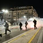 Επεισόδια στο κέντρο της Αθήνας στην πορεία για τα Τέμπη, χημικά και κρότου λάμψης (βίντεο)