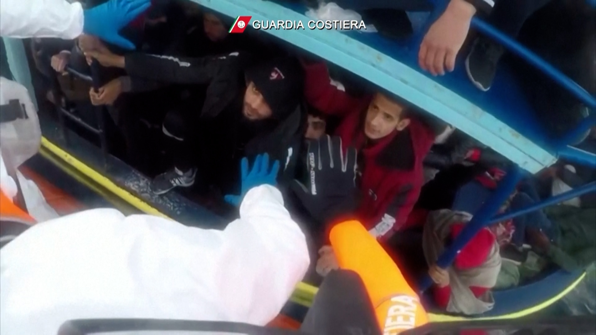Η ακτοφυλακή της Ιταλίας διέσωσε περισσότερους από 700 μετανάστες (video)