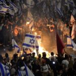 Ισραήλ: Μαζικές διαδηλώσεις κατά της αποπομπής του υπουργού Άμυνας - Άναψαν φωτιές, έκλεισαν δρόμοι