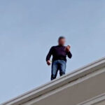 Καρδίτσα: Άνδρας απειλεί να αυτοκτονήσει από τη στέγη του Δικαστικού Μεγάρου (φωτό)