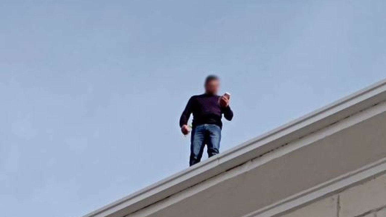 Καρδίτσα: Άνδρας απειλεί να αυτοκτονήσει από τη στέγη του Δικαστικού Μεγάρου (φωτό)