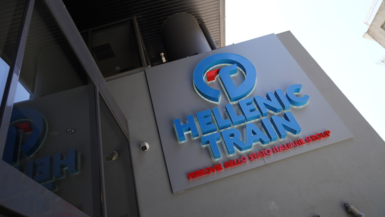 Καταδρομική επίθεση από αγνώστους με πέτρες στα γραφεία της Hellenic Train